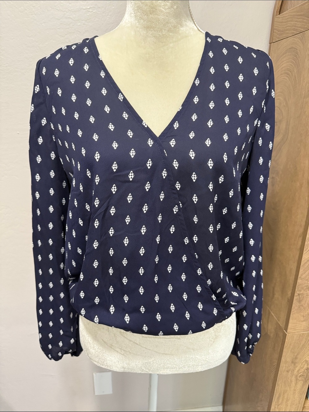 Nordstrom rack Vixbe Navy Patterned V-Neck Long Sleeve Blouse Top